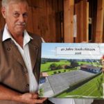 lindner-hans-mit-geschenk-von-der-tennisabteilung-large
